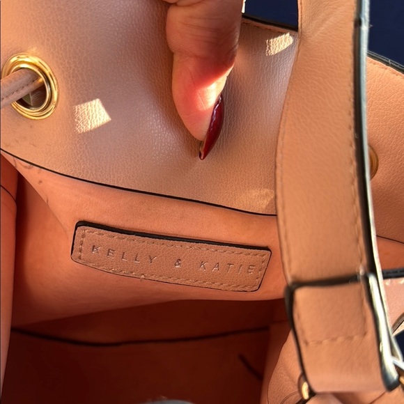 Kelly & Katie Pink Shoulder Bag with Sophisticated Design - Picture 5 of 5